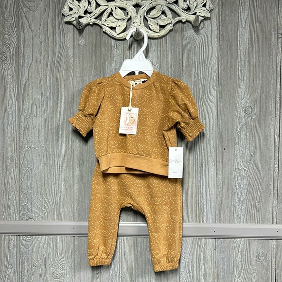 3-6M, NWT Jessica Simpson Ochre Printed Sweat Shirt/Pant Set - Picture 2 of 5